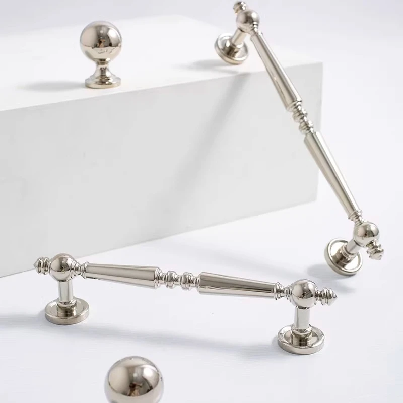 Französischer Antiker Schrankt – Furniture Hardware High End Bewertung und Preis