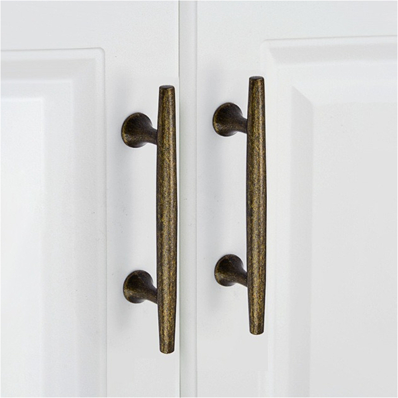 Französischer Vintage-Kleiders – Furniture And Kitchen Hardware Fitting Bewertung und Preis
